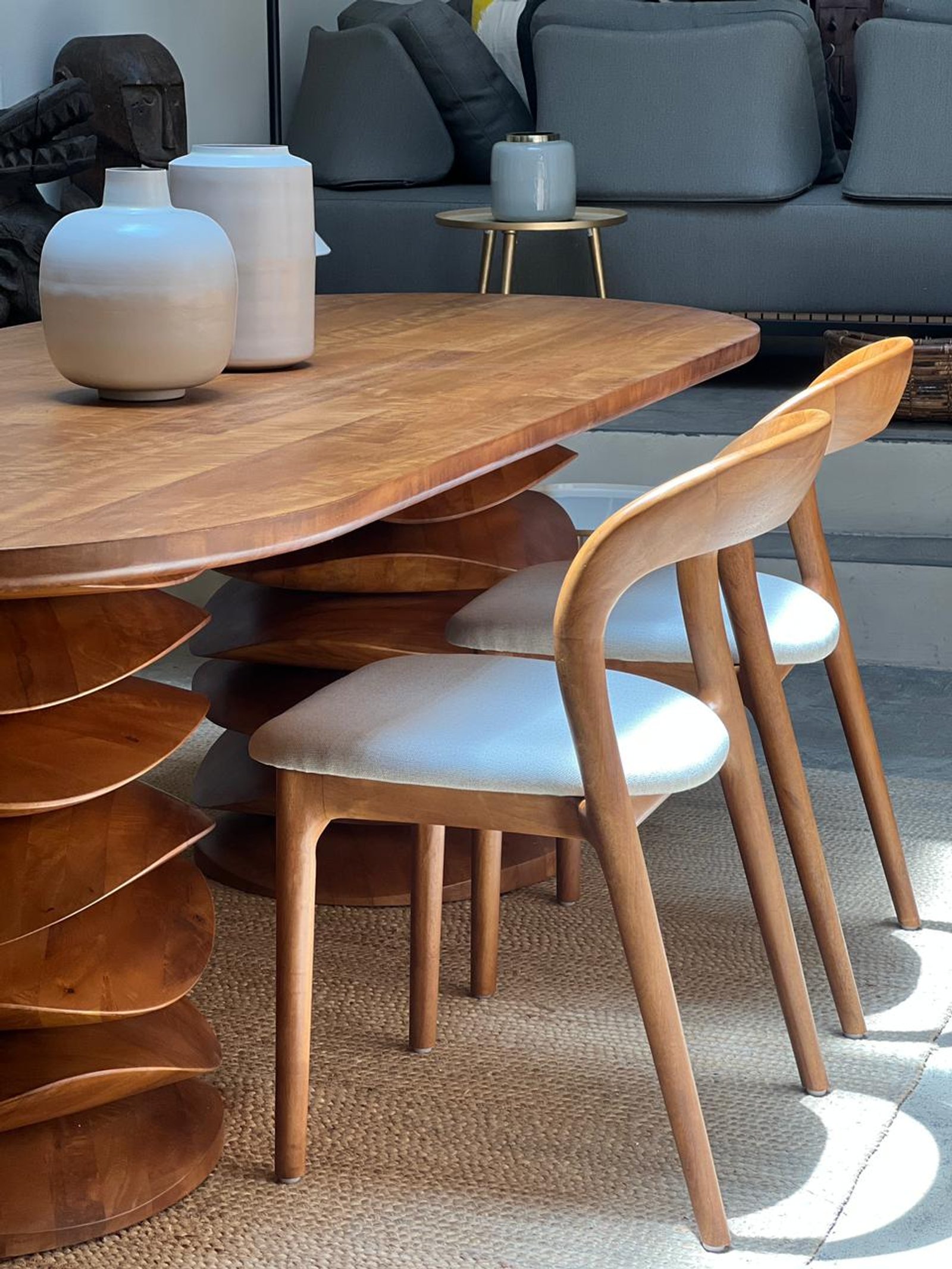 Comedor moderno con mesa ovalada de madera y sillas esculturales — proyecto Tendencias en comedores, por DESDE ASIA, en Palermo